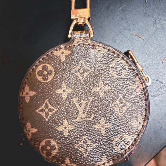 LV round coin pursein Monogram canvas with white interior - Picture 3 of 3